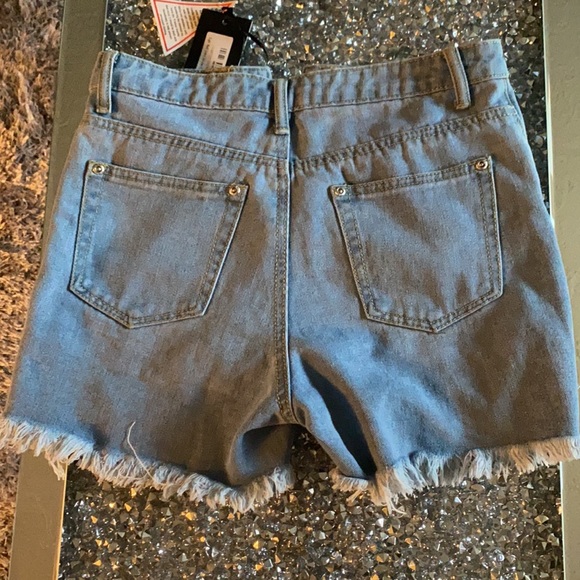 Cute Jean shorts - Picture 2 of 6